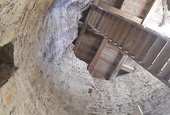 Blick von unten auf das Gewölbe auf Höhe des ehemaligen Einganges.